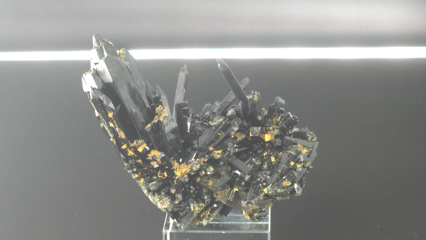 Spire shaped Aegerine cluster