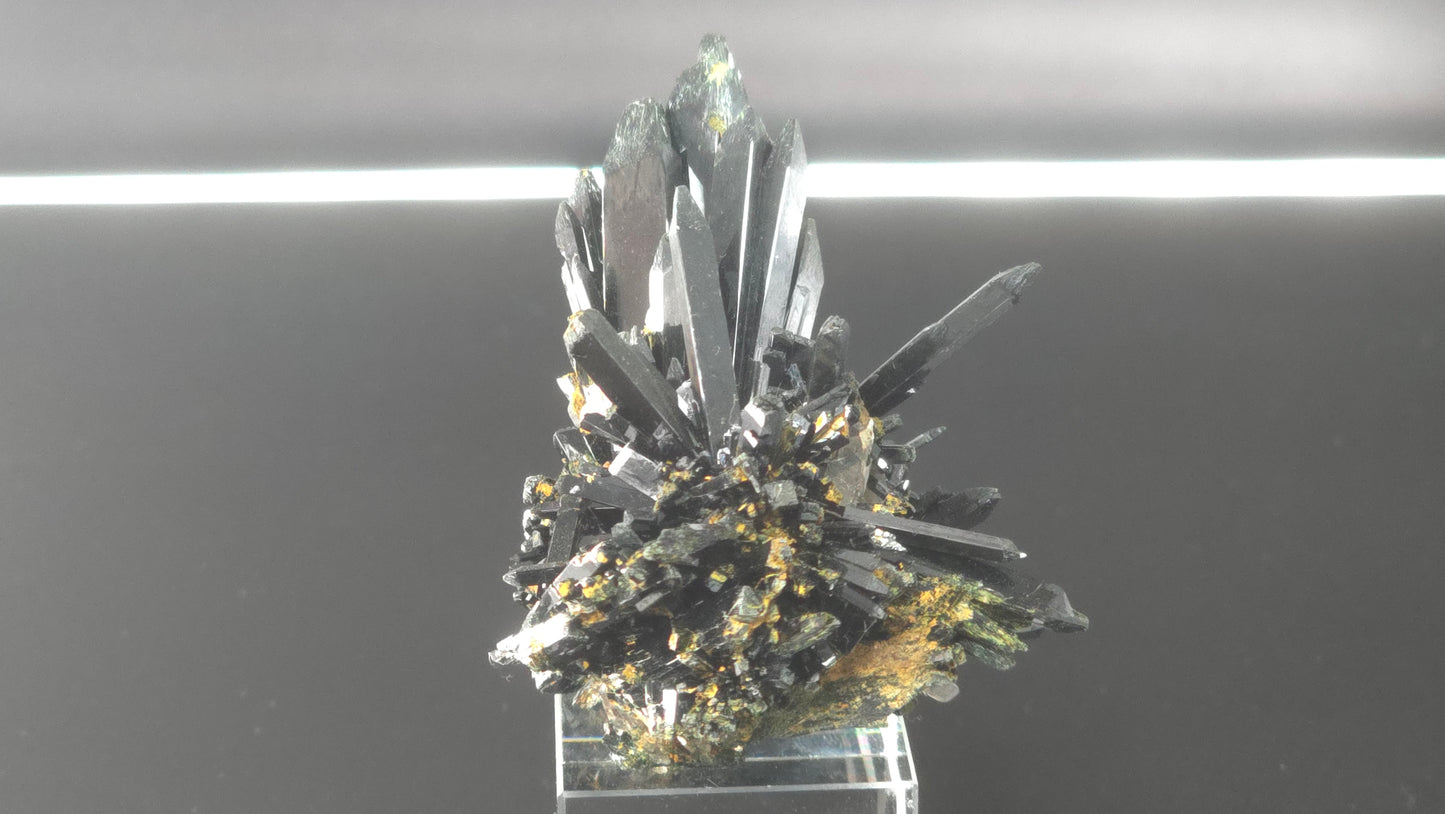 Spire shaped Aegerine cluster